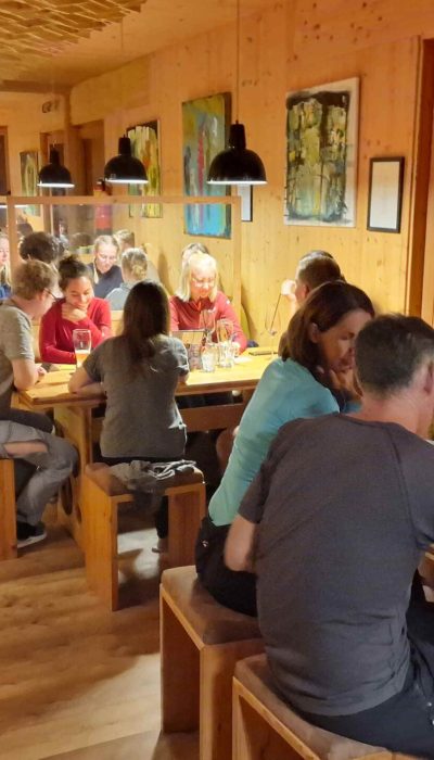 Gemütliche Atmosphäre beim abendlichen Viergängemenü